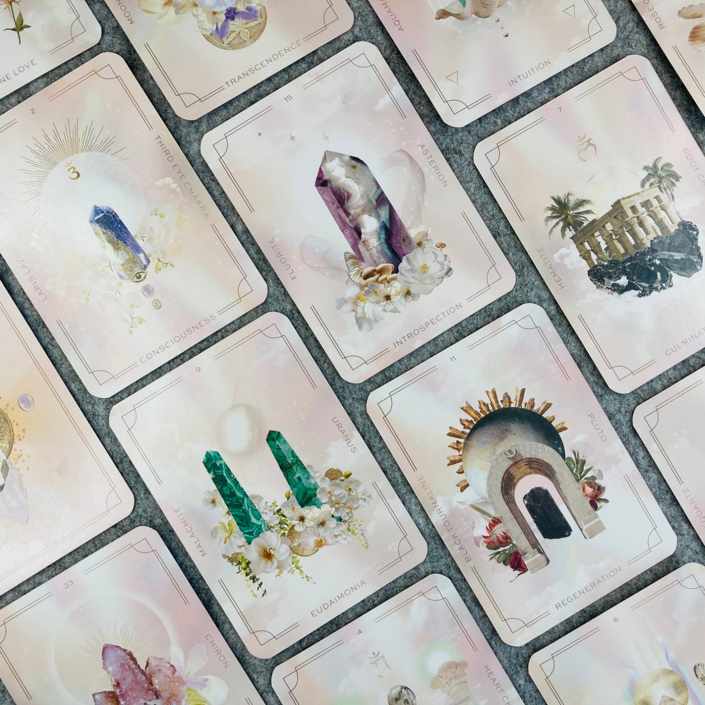 Astral Realms: Crystal Oracle Cards (Sara Lindberg)