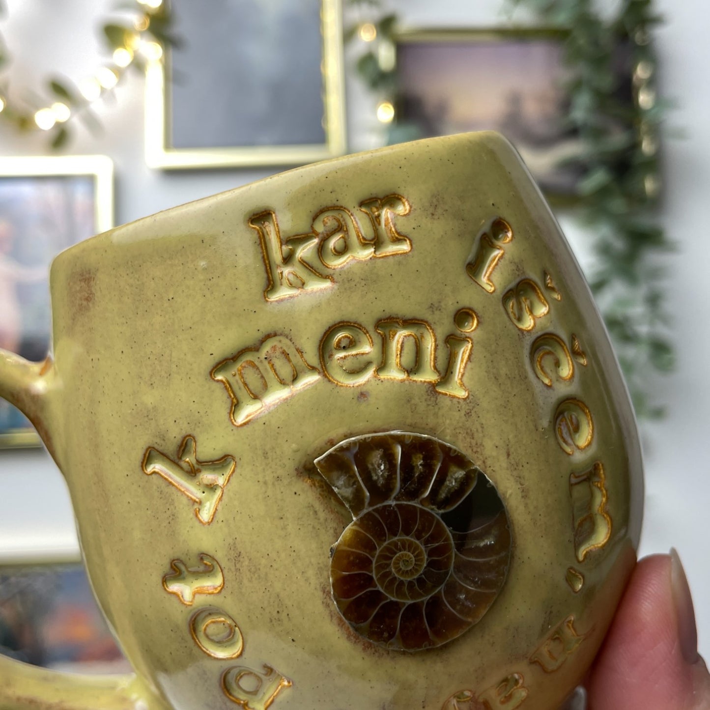 Affirmation mug - Kar iščem najde pot k meni #02